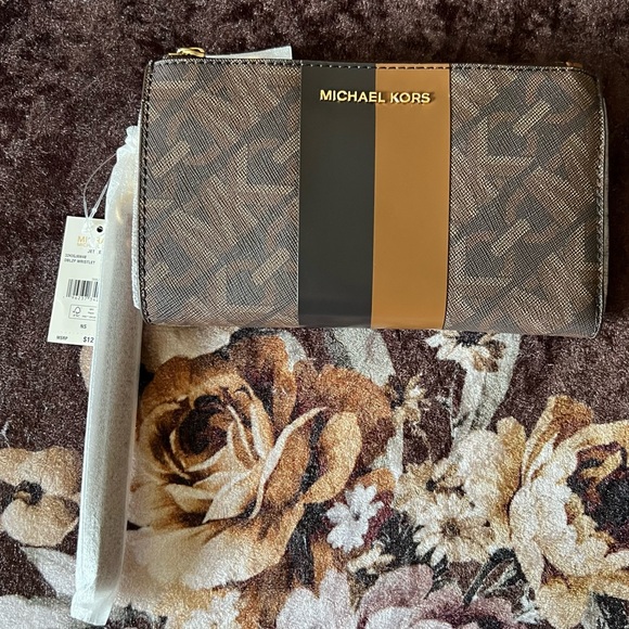 MICHAEL KORS Empire Logo Signature Jet Set Gold Hardware Wristlet Wallet NWT - Picture 2 of 13